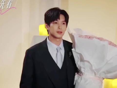 柳柳周佑凌抱999朵玫瑰,穿礼服似要结婚