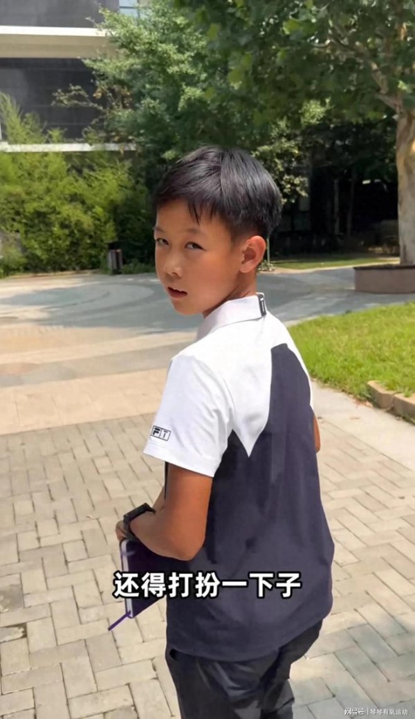 王皓12岁儿子小学毕业照曝光,回头瞬间与父亲一模一样