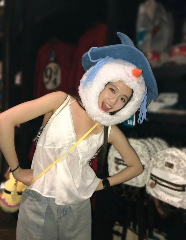 搜狐娱乐讯 近日,李兰迪晒出一组外出游玩照,她身穿简约白色吊带,戴可爱雪人毛绒帽,多款俏皮表情灵动鲜活,满是元气少女感。