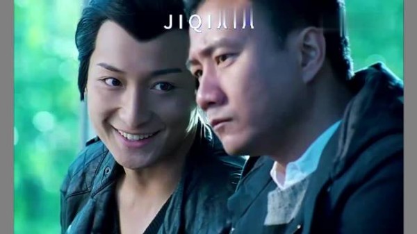 用眼睛抽烟是他最后的倔强