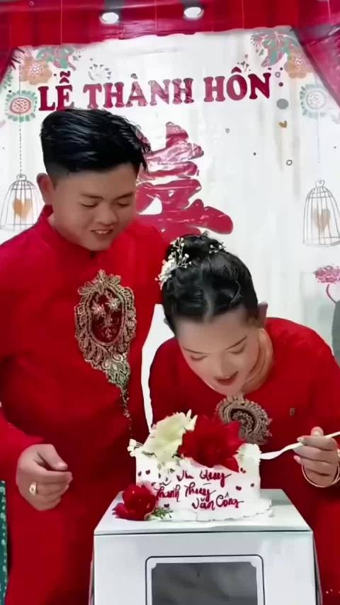 这种玩笑不能开,万一蛋糕里面有什么尖硬的东西容易出人命