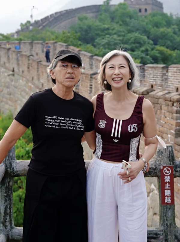 79岁林子祥和老婆叶蒨文到北京走万里长城