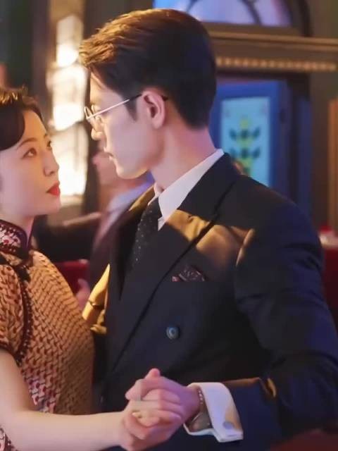 战哥和女主牵手对视那段,这眼神拉丝了好吗,民国霸总妥妥拿捏,磕到了磕到了