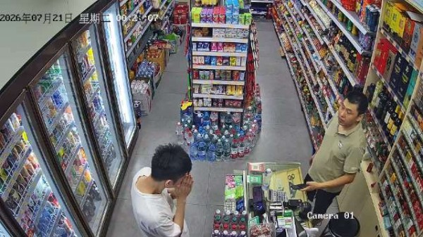 这个小伙子不知道怎么了