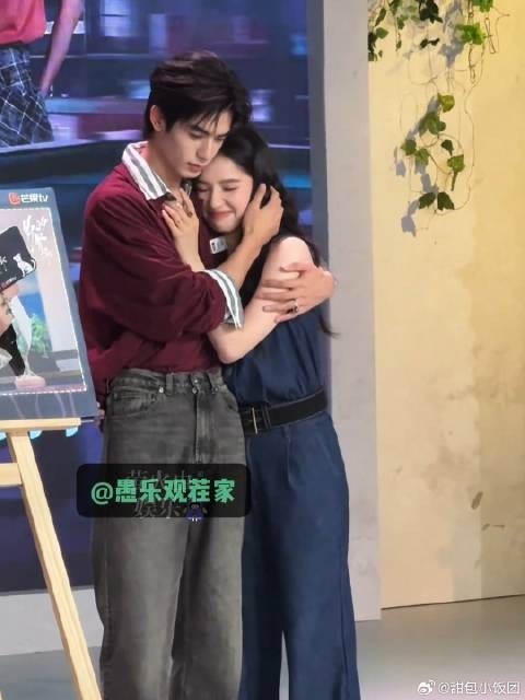 宋威龙张婧仪还原抱手臂摸脸贴贴名场面，好自然的两位！他俩谈恋爱我不反对！