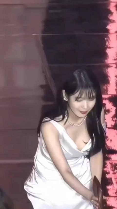IU太有实力了，白色的裙子像仙女下凡 IU演技