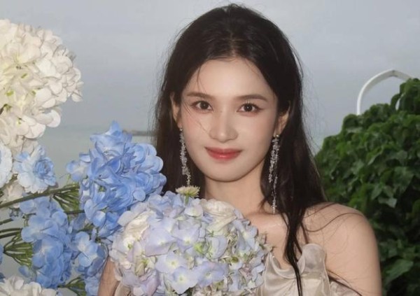 张婧仪分享新剧花絮照 手捧绣球笑容清甜治愈
