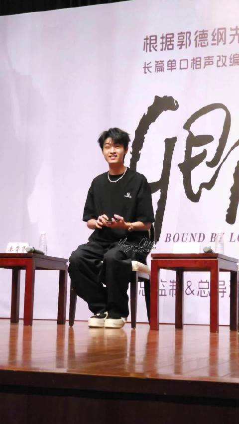 秦霄贤合肥见面会调侃第一排粉丝哼唧声响