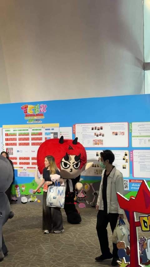 本来还在专心 一听到有尖叫声马上探出脑袋去看 爱看热闹的西瓜小猪