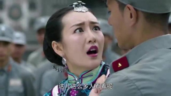 新兵见到团长的老婆后直接上前抱住不放，把团长看傻眼了