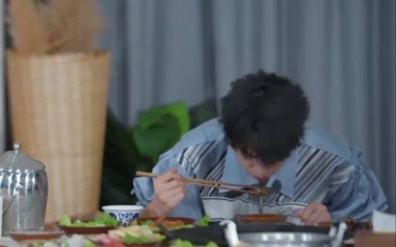 重庆小朋友敖子逸吃家乡美食撑到扶墙走