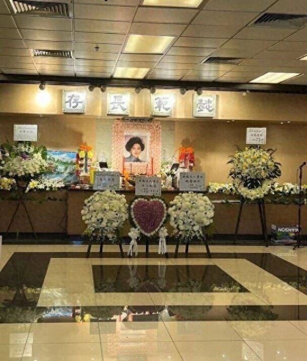 香港老戏骨出殡,17岁爆红两度离婚,灵堂摆出21张旧照回顾一生