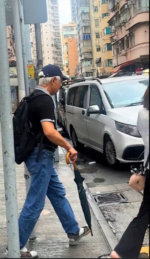 香港知名老戏骨返港送别苗金凤,谈谢贤哽咽:他曾经帮过我