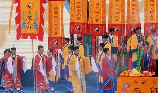 23岁女道士王熹贞宣称即将羽化，现场吸引10万人，会发生什么？