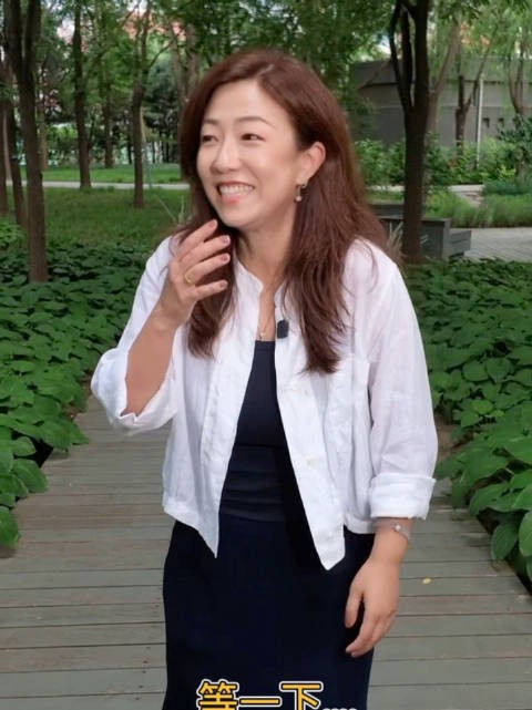 嘴能有多瓢 摄像小哥被叮得满头包还没骂人