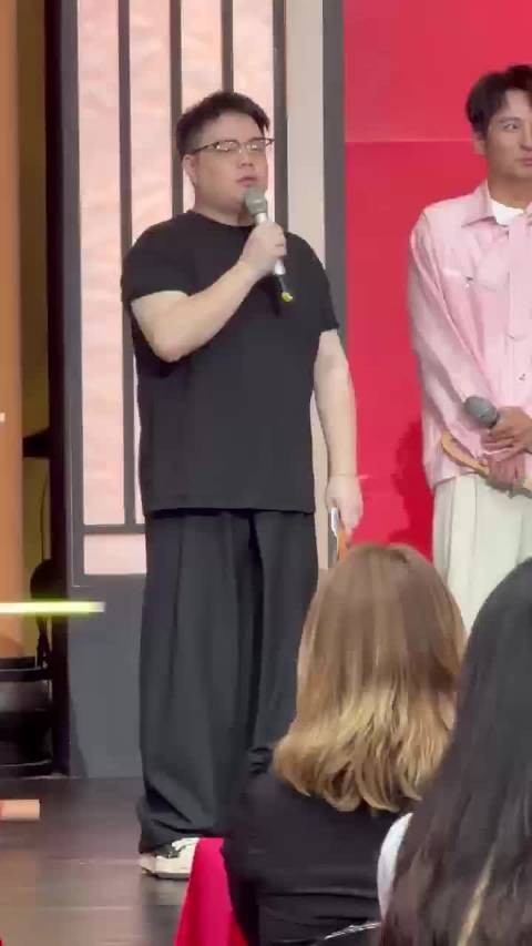 敖子逸整张脸埋进碗里,工作人员频频提醒抬头