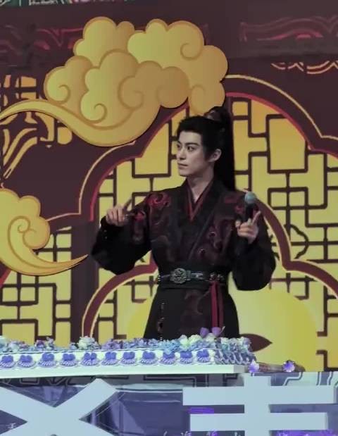 王鹤棣杀青现场见粉丝应援，努力憋眼泪