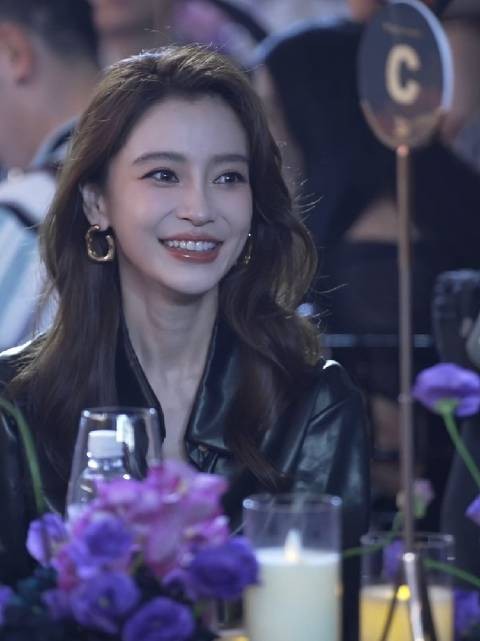 感觉杨颖变得比以前还美了,尤其这一幕,美的很惊艳了