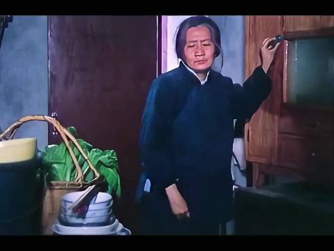 八旬老人常年吃不饱偷啃胡萝卜，儿媳苛待懦弱孝子更寒心