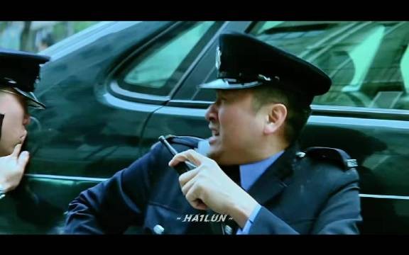警察当街举手投降,700万市民亲眼目睹,这支警队还救得回来吗