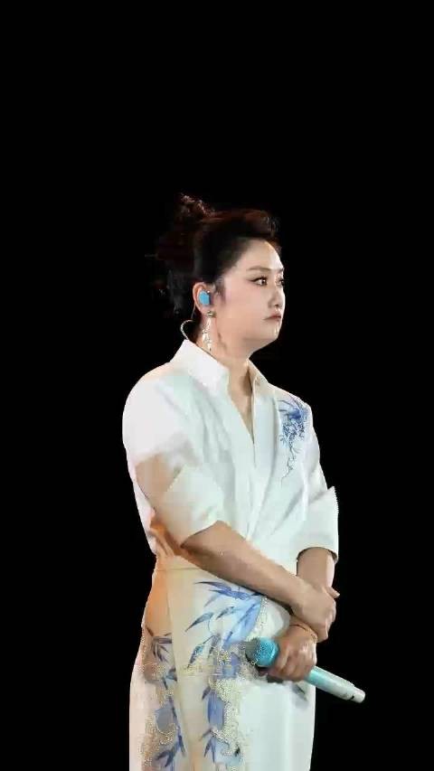 玲花从容演唱,曾毅汗晕眼线,台上打趣互动