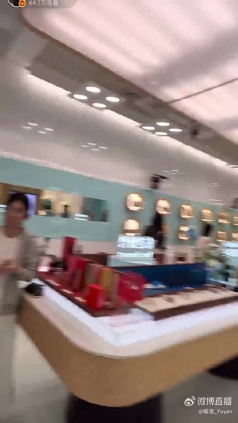 喻言伦敦店秀剪发技能,全员蹲地休息接地气