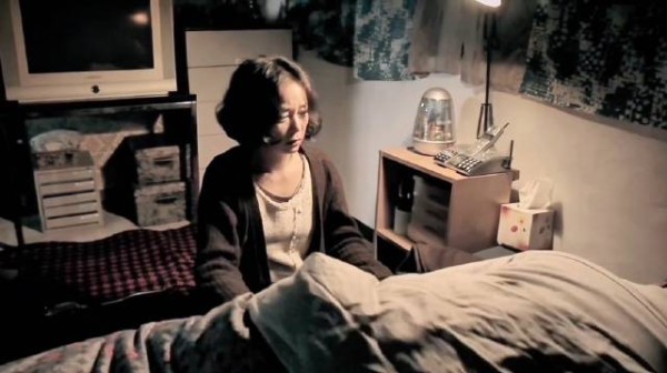 女人突然发现自己的儿子在做梦,于是她将自己的手伸了进去
