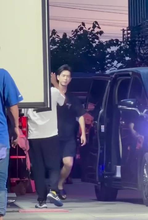 李现下班走上前先安利粉丝之后在上车，很有礼貌啊
