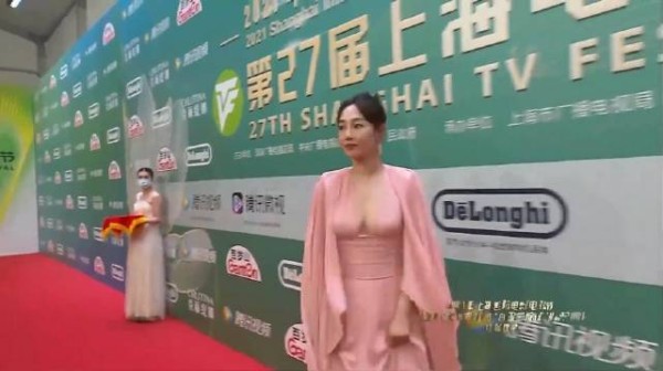 白百何胆子有多大?真空上阵走红毯,真怕兜不住出意外!