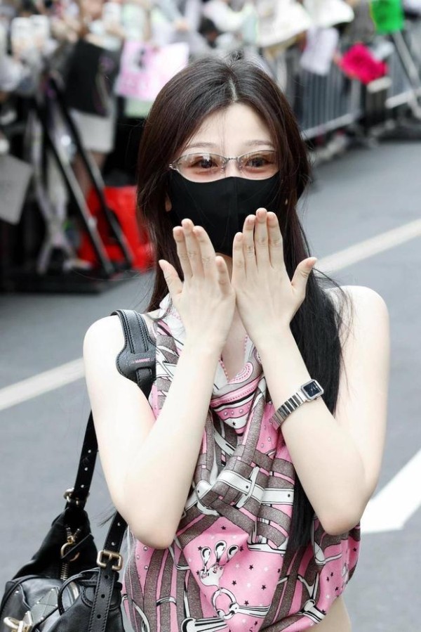 虞书欣软萌甜美。