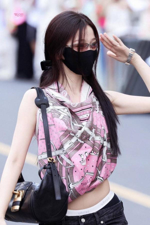 搜狐娱乐讯 近日,虞书欣一组上班路透曝光,她身穿粉色印花挂脖上衣搭配牛仔长裤,风格甜辣,和粉丝温柔挥手互动,活力又吸睛。