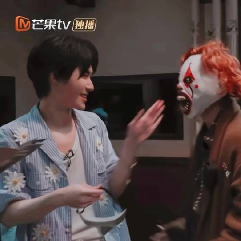 开灯了，张真源面对npc都是笑脸相迎了哈哈哈