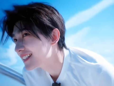 杨洋再解两颗扣子,深V白西服造型优雅随性