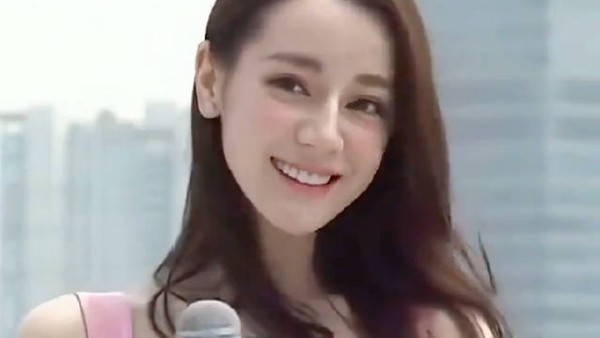 迪丽热巴早期清纯形象，大眼萌妹一笑倾城