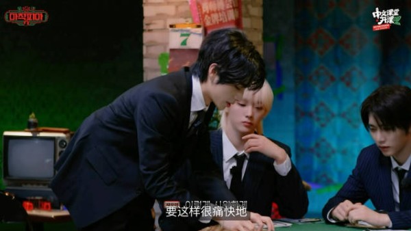 肖俊展示麻将特技,中文课堂开课引期待