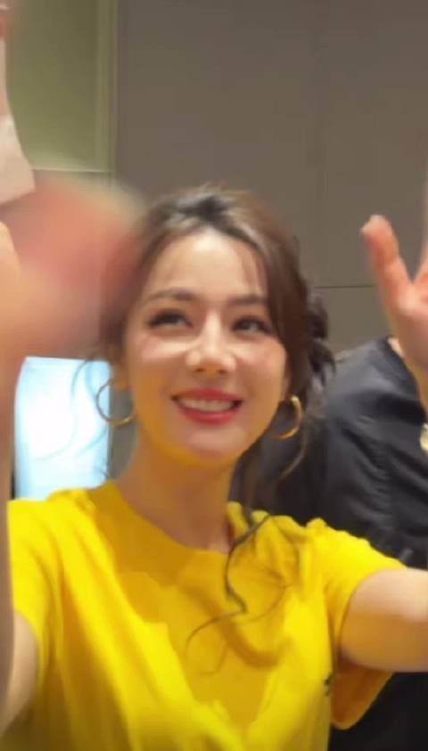 迪丽热巴功夫女足广州路演,粉丝cos小蛋糕造型