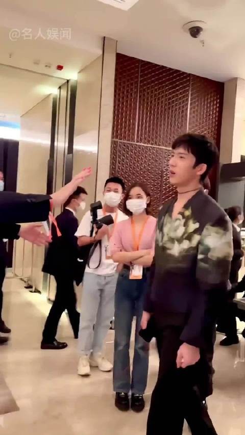 路人原相机捕捉明星真实微表情,谢霆锋无奈侧身让位,人群氛围细节耐人寻味