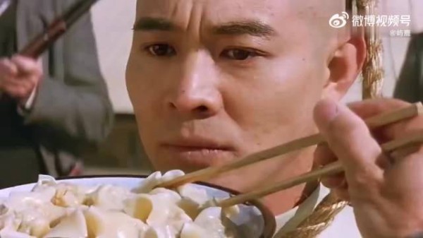 “男人在吃断头饭时,突然发现里面竟然藏着一把小刀…”