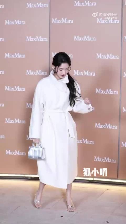 王玉雯看秀大衣配凉鞋，时尚这一块又拿捏了
