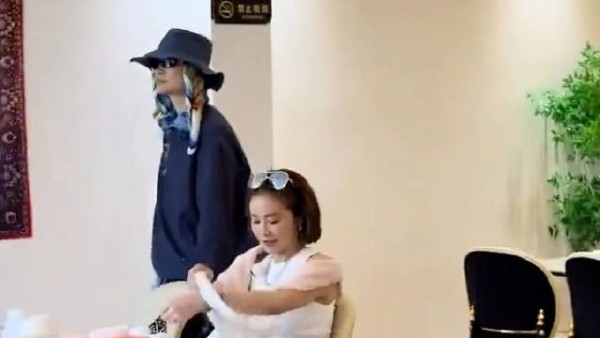 李宇春i人沦为e人玩具,隔着屏幕都感受到春春的i了!