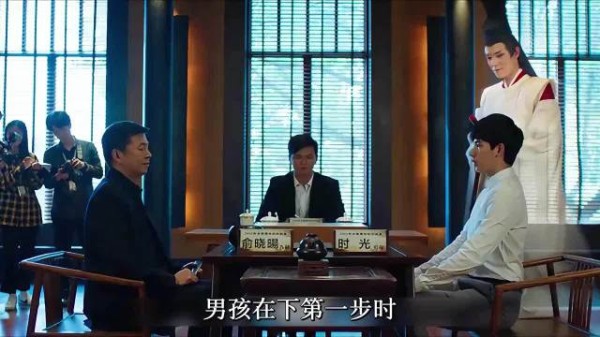 若干年后 柯杰附身小孩身上 教小孩玩四星烬