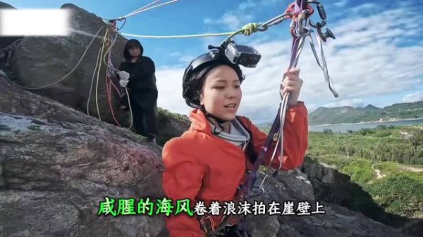 滑索拍到一半断了，女孩直接掉进深海里