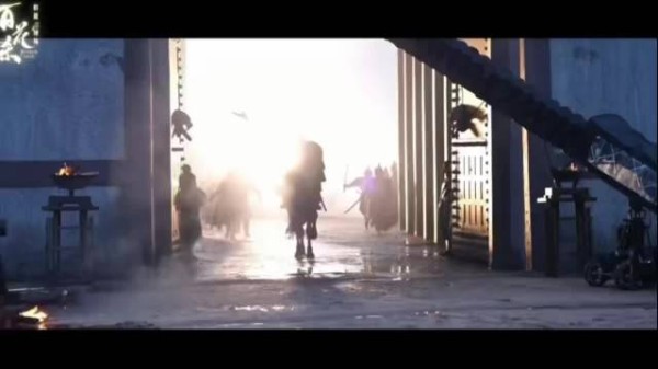 何与策马逆光神图，舞枪动作利落少年侠气