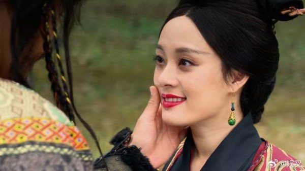 芈姝为赶芈月下台 竟然派人进宫行刺,义渠君挡箭救芈月