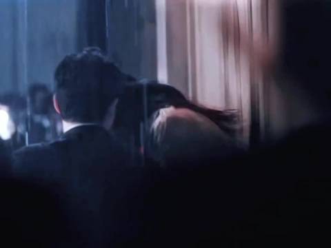 意中人从天而降了 张凌赫雨夜打戏这段好帅啊，镜头拍出电影的味了