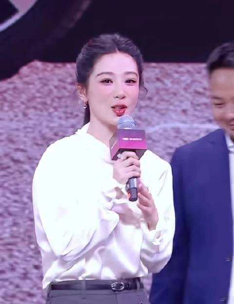 杨紫这妆造风格又变了,一股精英味,完全适配高干文女主