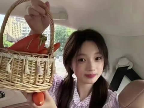 团长当兵多年回家探亲，到了家后却人去楼空