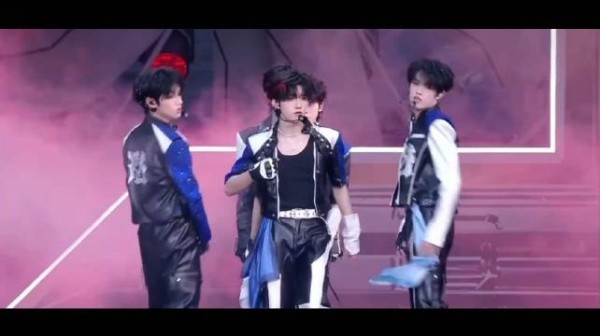 登陆少年青岛演唱会直播，全开麦唱跳自信昂扬