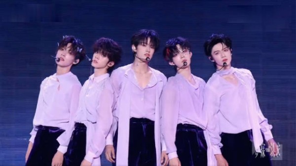 TOP登陆少年青岛演唱会唱响时代少年团梦