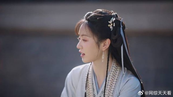 李薇饥饿难忍 溜进少主厨房偷吃，差点被发现